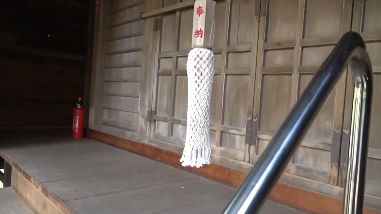 神社の鈴に忍び込む動物対策のレースカバー